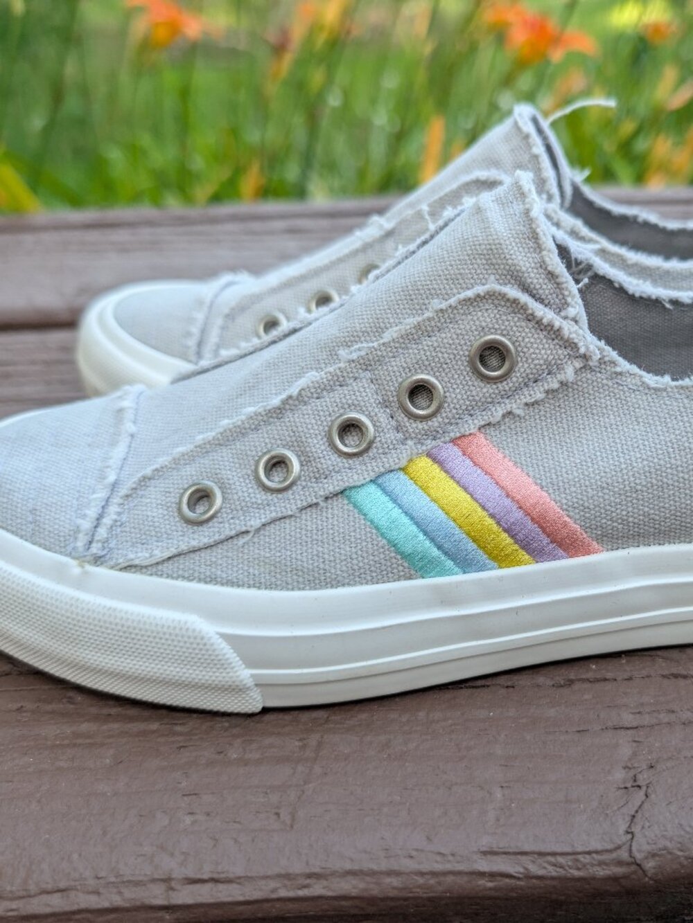 Gypsy Jazz Sneakers Gray w/ Rainbow Stripe Detail Women's Size 6.5
